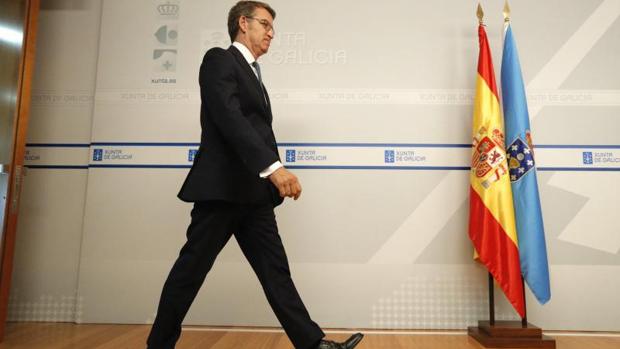 Alberto Núñez Feijóo se dirige al atril para dar la rueda de prensa posterior al Consello