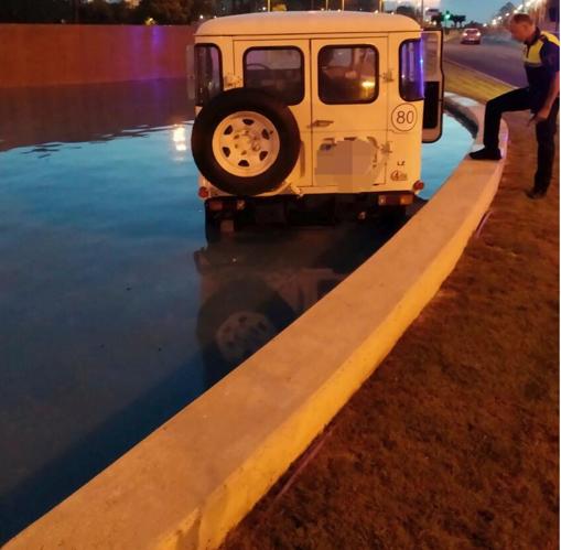 Un policía local junto al coche tras el accidente en Alicante