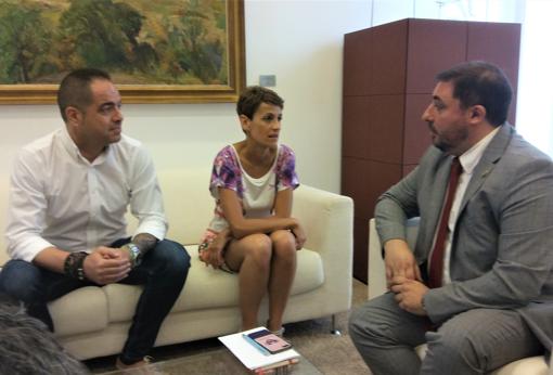 María Chivite con Unai Hualde (derecha) en la ronda de contactos celebrada en junio