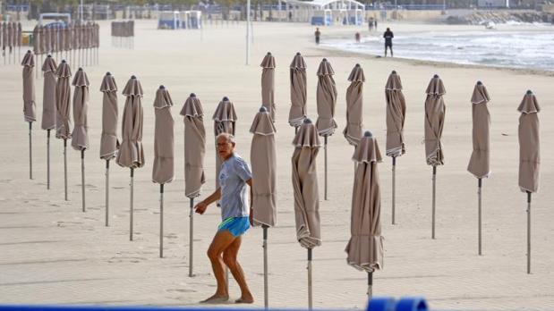 Un hombre en una playa de Santa Pola