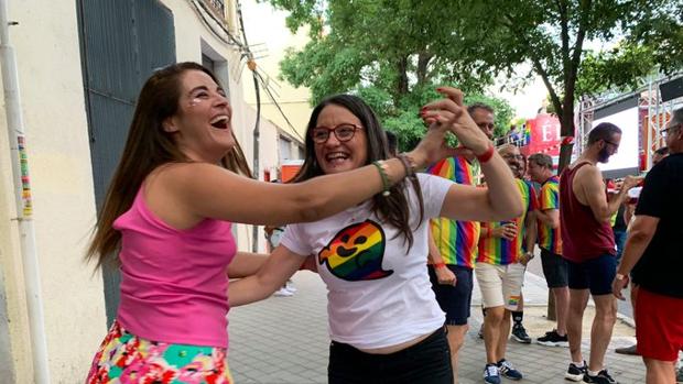 Imagen de Mónica Oltra y la consellera Miriea Mollá en la marcha del Orgullo Gay en Madrid