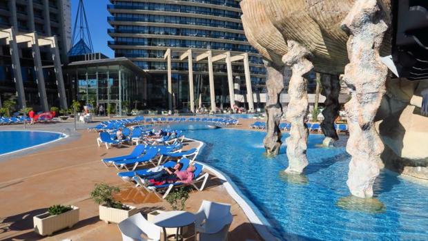 Turistas mayores en la terraza de un conocido hotel de Benidorm