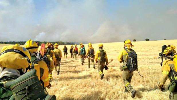 A última hora de la tarde estaban trabajando en apagar el fuego 70 medios