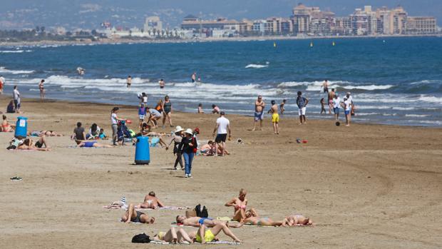 Imagen de una playa de Valencia en verano