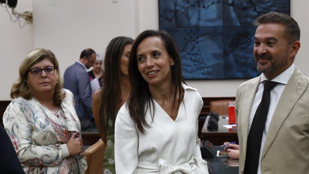 Beatriz Corredor (2d), presidenta de la Comisión de Justicia del Congreso