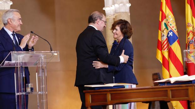 Carmen Calvo felicita a Javier Lambán en presencia del presidente de las Cortes de Aragón, Javier Sada