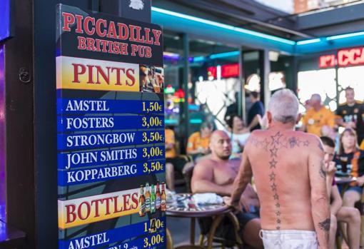 Precios de las «pintas» de cerveza en un bar de Benidorm