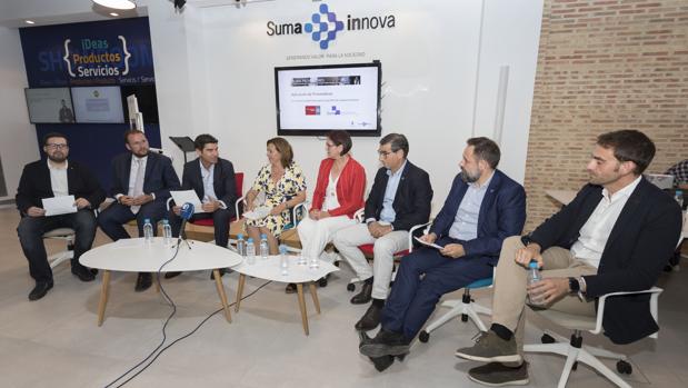 Presentación de la nueva aplicación con el teniente alcalde de Murcia, el director de Suma, la vicepresidenta de Suma, la vicepresidenta de la Comunidad de Murcia y el rector de la Universidad de Murcia