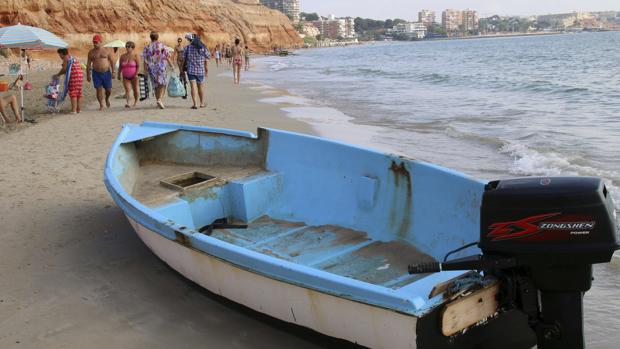 Imagen de archivo de una patera en la costa de Alicante