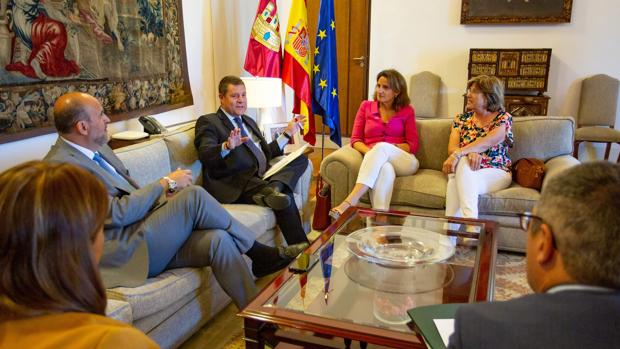 El presidente Page, junto a la ministra Teresa Ribera, en la reunión