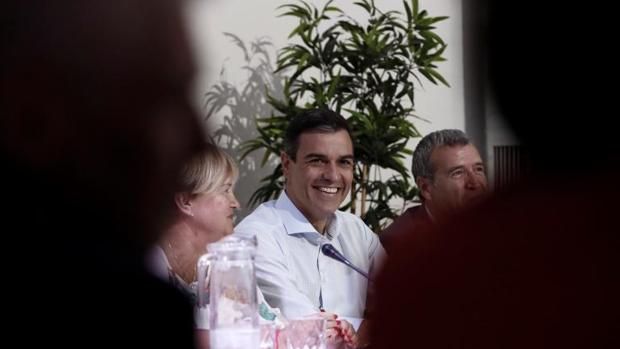 Pedro Sánchez, en un momento del encuentro con las asociaciones contra la despoblación