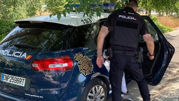 Imagen de la detención del presunto agresor sexual por parte de la Policía Nacional