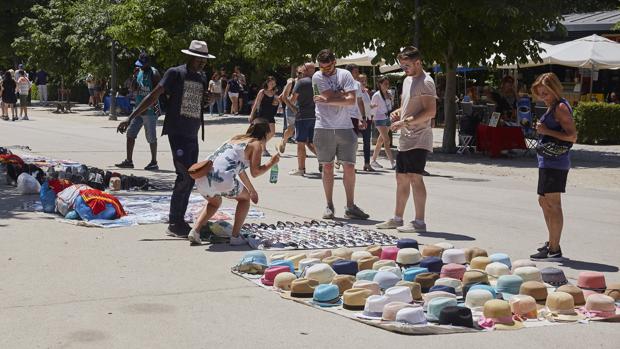 Manteros subsaharianos venden sus productos en El Retiro