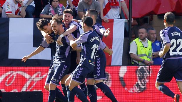 La plantilla del Real Valladolid durante el partido contra el Rayo Vallecano, que confirmó su permanencia