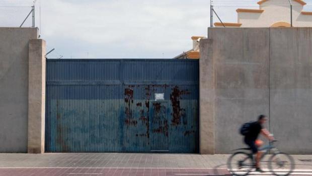 Imagen de la puerta de entrada al CIE de Valencia