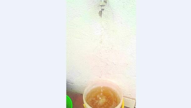 El agua del grifo sale marrón