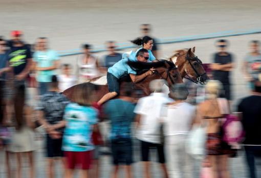 El público jaleando a los jinetes durante la prueba en la playa de Pinedo (Valencia)