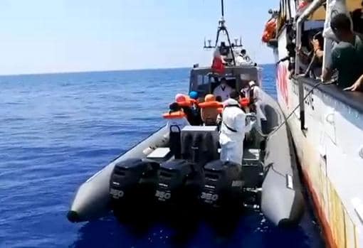 Centenares de personas piden un puerto seguro para el Open Arms y Ocean Viking