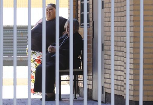 Dos vecinas dentro del edificio