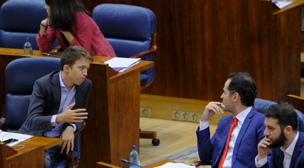 Íñigo Errejón habla con Ignacio Aguado durante el pleno