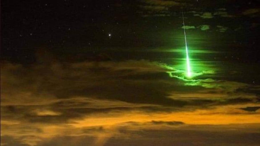 Una bola de fuego sobrevuela el litoral catalán