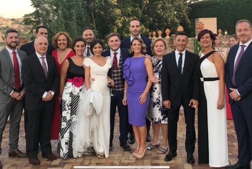 Los recién casados junto al equipo de la Consejería de Fomento en el Cigarral del Ángel de Toledo