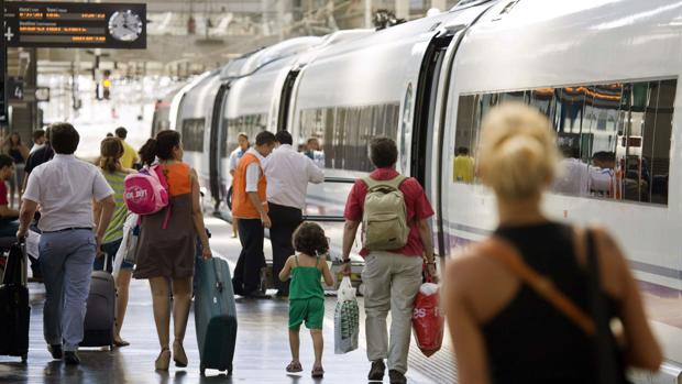 Tren de alta velocidad en la estación de Chamartín