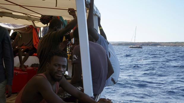 Algunos de los 107 migrantes en el interior del barco de la ONG española Open Arms, que sigue bloqueado desde hace 18 días junto a la isla italiana de Lampedusa