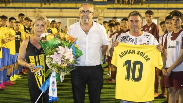 Los padres de Adrián Soler, junto al presidente del CD El Campello