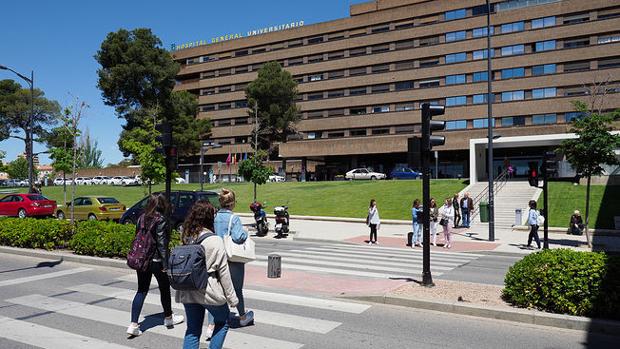 Acceso al hospital de Albacete, donde ha sido trasladada la bebé atropellada