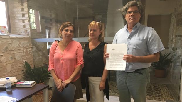 José Castro, exalcalde de Burguillos, junto a sus compañeras Mercedes Gómez y Carmen Sesmero