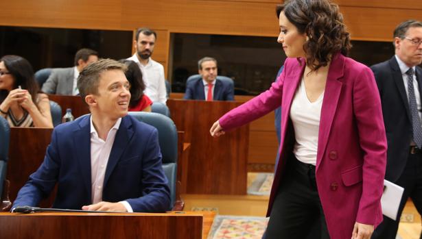 Isabel Díaz Ayuso saluda a Íñigo Errejón durante un pleno en la Asamblea madrileña