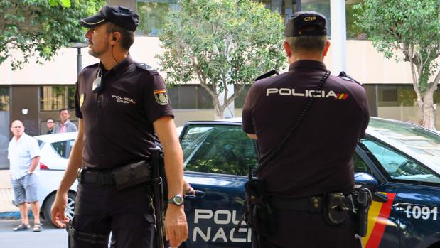 Imagen de archivo de dos agentes de Policía
