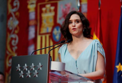 Ayuso, con el vestido objeto de crítica