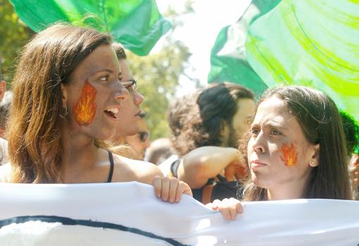 Una activista con el rostro lleno de ceniza