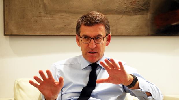 El presidente de la Xunta de Galicia, Alberto Núñez Feijóo, durante una entre vista con ABC
