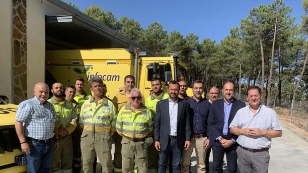 El consejero posa con miembros del reténcontra incendios