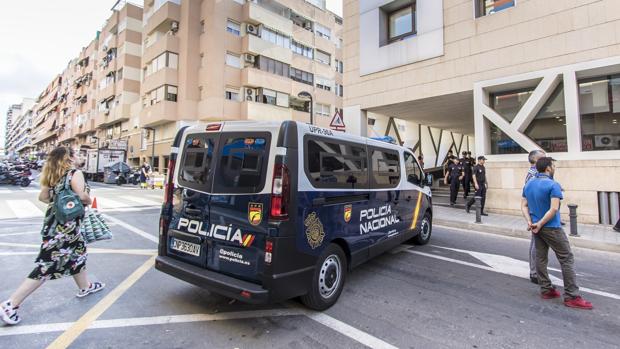 Imagen de archivo de un furgón de la Policía Nacional en Alicante