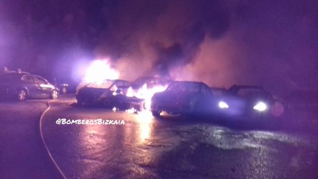 Un incendio calcina 21 vehículos y provoca daños en otros ocho en una empresa de alquiler en Zamudio