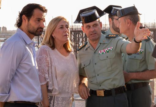 El alcalde de Torrevieja y la subdelegada del Gobierno en Alicante escuchan las explicaciones de un oficial de la Guardia Civil