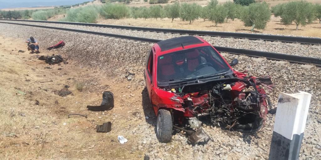 Heridos un hombre y su hija tras ser arrollado su coche por el tren en Domingo Pérez