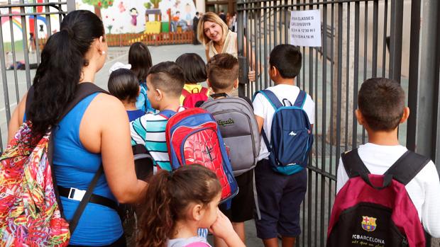 Alumnos catalanes entrando en el colegio en una imagen de archivo