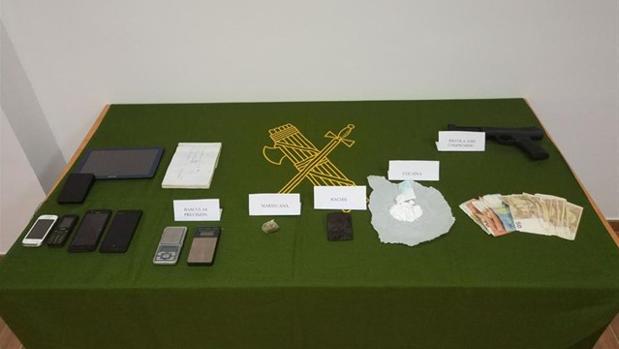 Objetos requisados en el registro de la vivienda del detenido