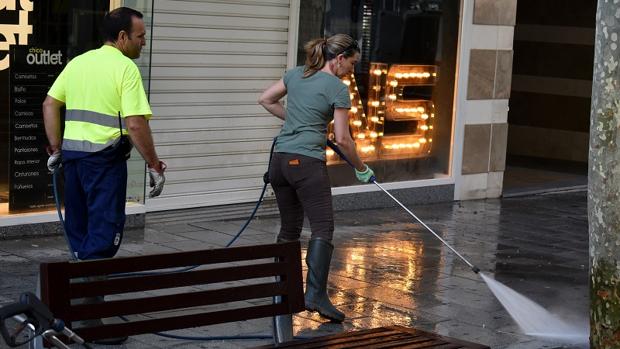 La concejala Mariana Boadella estuvo limpiando por las calles de Ciudad Real