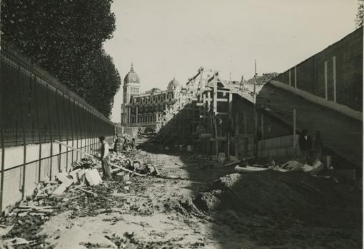 Obras en los Jardines de Sabatini, antiguas caballerizas, en 1935,