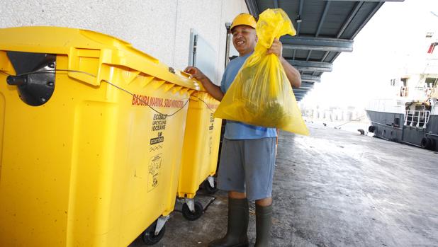 Contenedores de basura marina en el puerto de La Coruña