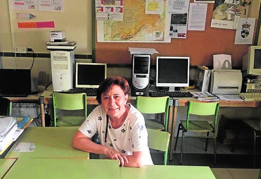 La alcaldesa de Cerezo de Abajo, en el colegio de la localidad