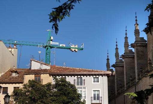 Grúa que ha golpeado un pináculo del templo por accidente