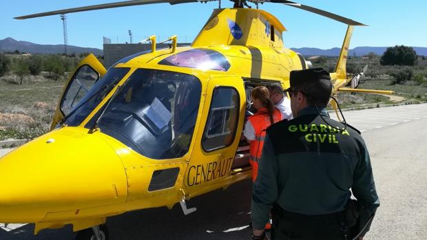 Intervención de emergencia de la Guardia Civil y efectivos en helicóptero