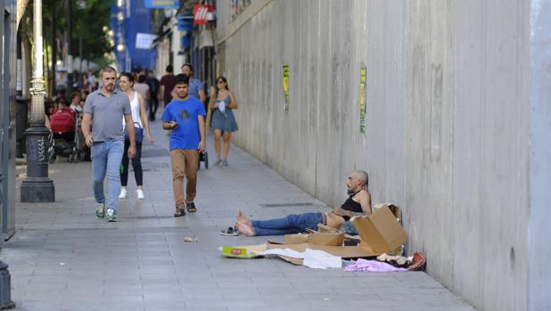 Un hombre, tirado en plena calle